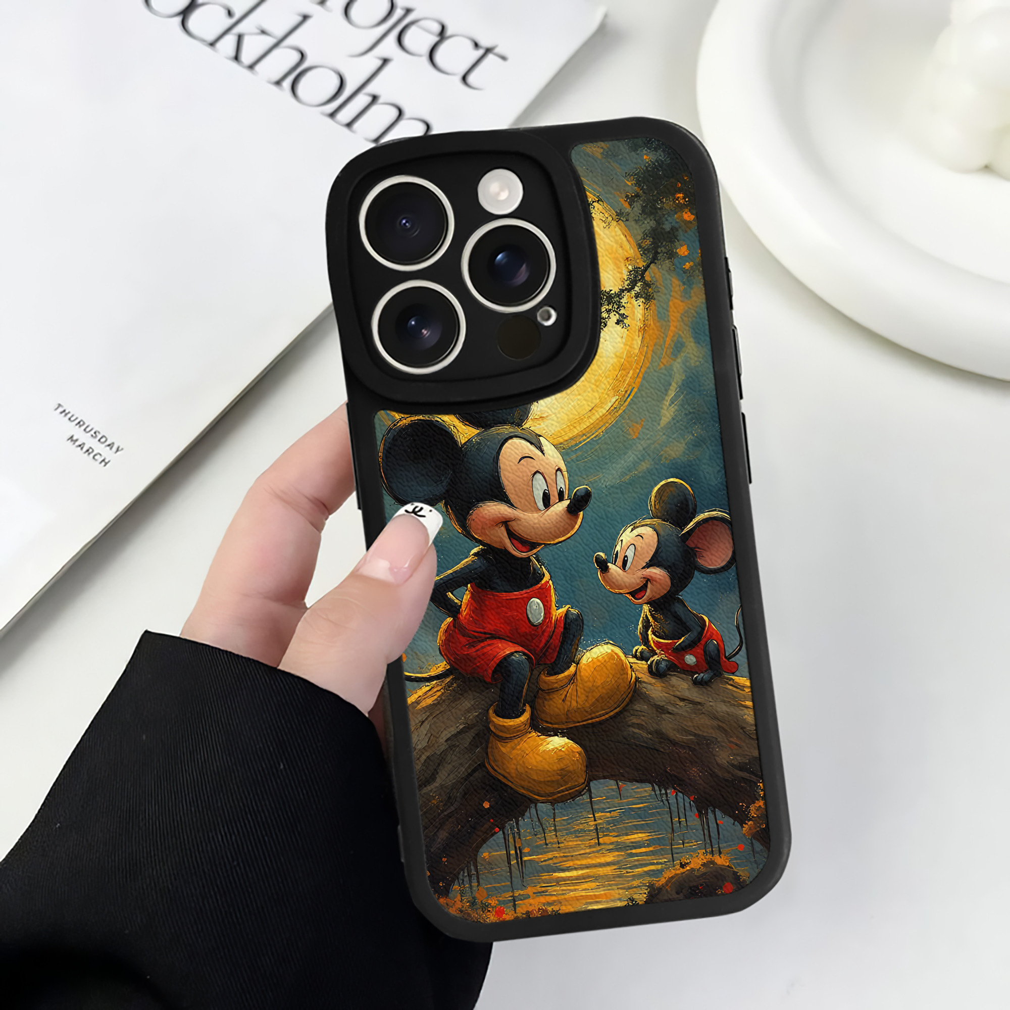 （画像用） ミッキーマウス Mickey Mouse 【iPhone 16シリーズ対応】シリコンスマホケース（レザー調） 材質：シリコン